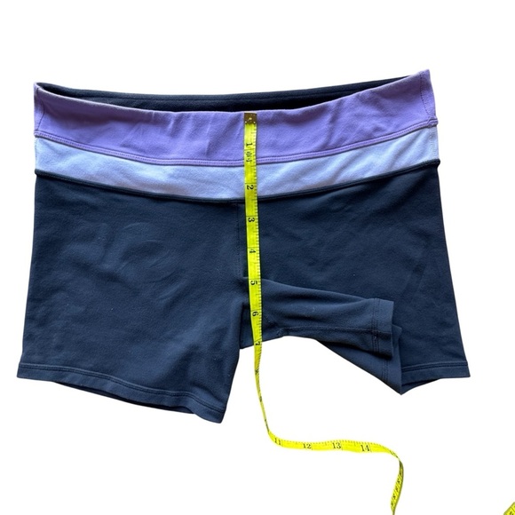 Lululemon Women’s Groove Shorts Reversible
Size 10 - Picture 7 of 10
